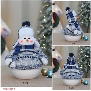 Viste frontale, laterale e posteriore del pupazzo di neve blu con cappello a quadri e maglione