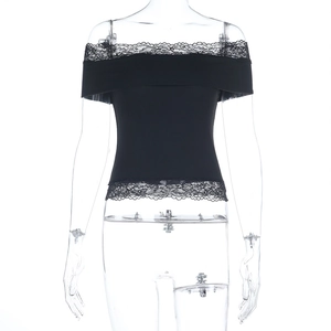 Détail du crop top noir à épaules dénudées avec dentelle délicate sur l'encolure