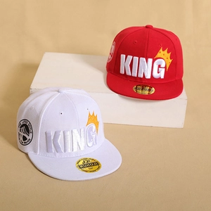 Cappellini snapback bimbi rosso e bianco con ricamo KING su sfondo beige