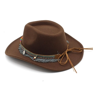 Chapeau de cowboy en laine marron avec ruban ethnique, perles et glands en cuir