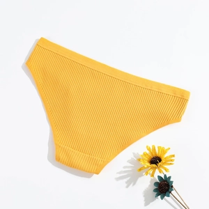 Gros plan sur la texture nervurée en coton jaune d'une culotte respirante pour femme