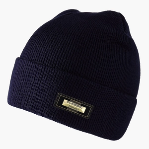 Dettaglio berretto in maglia a coste blu scuro con placca in metallo Classic Fashion