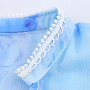Camicetta in chiffon tie-dye blu con bordo in pizzo bianco sulla scollatura