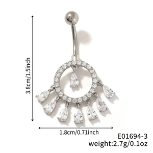 Makroaufnahme von silbernem Bauchnabelpiercing mit Zirkonia-Tropfen und Maßen