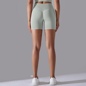 Détail du short de yoga sans couture taille haute avec effet push-up en vert sauge