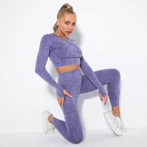 Nahaufnahme der lila Acid-Wash Yoga-Kombi mit Daumenlöchern und hoher Taille