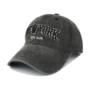 Detailansicht einer Vintage-Baseballkappe aus gewaschener Baumwolle mit Stickerei