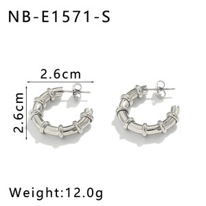 Vue détaillée de boucles d'oreilles argentées en forme de C avec dimensions et poids