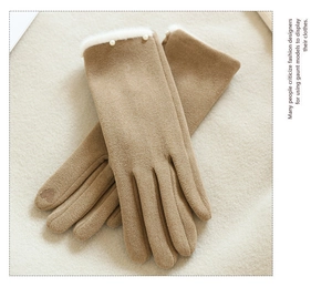 Details von kamelfarbenen Thermohandschuhen mit Herz-Touchscreen und Perlenverzierung