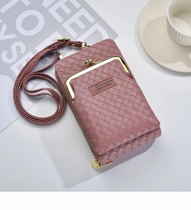 Détail d'une pochette téléphone rose tressée avec cadre en métal doré et bandoulière