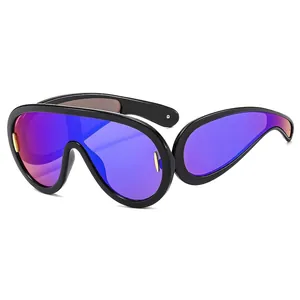 Occhiali da sole futuristici oversize con lenti a specchio sfumate viola blu e montatura nera