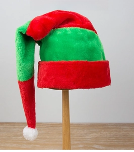 Gros plan détaillé du bonnet de Noël extra long en peluche à segments rouges et verts