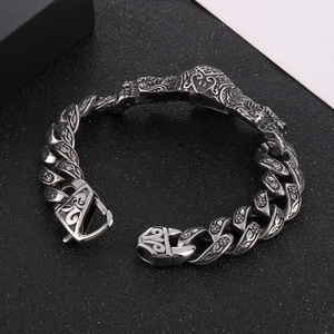 Vue macro du bracelet gourmette en acier inoxydable rétro avec gravures florales complexes