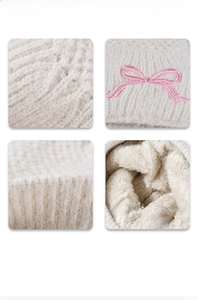 Detailansicht der Strickmütze mit warmem Plüschfutter und Schleifenstickerei
