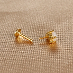 Boucle d'oreille opale en argent doré avec dos plat et filetage interne