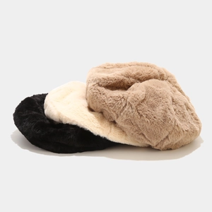 Détail de bérets en fausse fourrure noire, crème et camel montrant la texture douce