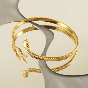 Bracelet serpent luxueux en acier inoxydable doré avec texture d'écailles détaillée