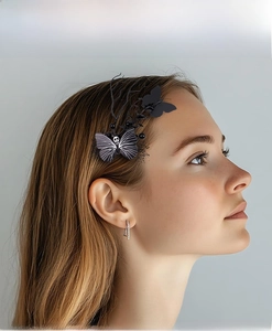 Gros plan d'une barrette papillon gothique avec détails squelettes et branches sur le modèle