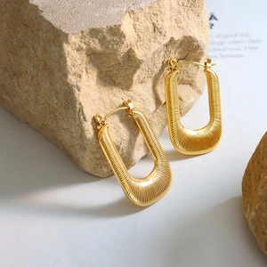 Eleganti orecchini a cerchio a U in titanio dorato con strisce verticali su pietra