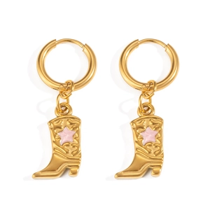 Détails des boucles d'oreilles bottes de cowboy dorées avec étoiles roses et motifs
