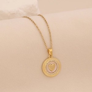 Dettaglio della collana in oro 18 carati con ciondolo cuore croce e cristalli