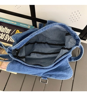 Vista dall'alto dello spazioso scomparto interno della borsa tote retrò in denim blu