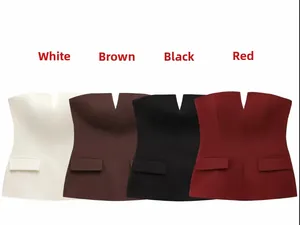 Dettaglio di crop top senza spalline con scollo a V in bianco, marrone, nero e rosso