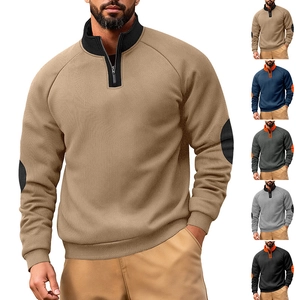 Détail du sweat-shirt pour hommes avec col montant zippé et empiècements contrastés aux coudes