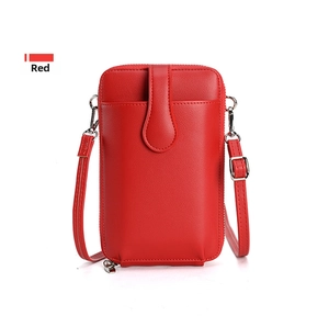 Dettaglio borsa porta cellulare a tracolla in pelle PU rossa testurizzata e metallo argento