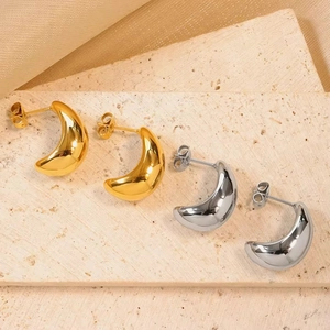 Orecchini a cerchio bombati in placcatura oro 18 carati e argento su base in pietra