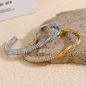 Verdrehte Armreifen aus 18K vergoldetem Edelstahl und Silber mit eingelegten Strass