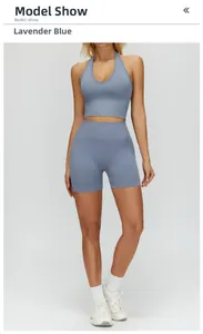 Détail de l'ensemble de yoga sans couture bleu aster avec haut licou et short taille haute