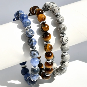 Herren-Armbänder aus Tigerauge und Naturstein auf weißem Display-Ständer
