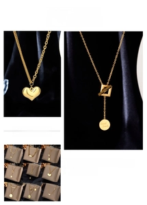 Collection détaillée de colliers en acier doré avec pendentifs cœur et visage souriant