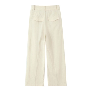 Vue détaillée du pantalon beige à taille haute avec jambes larges et poches à rabat