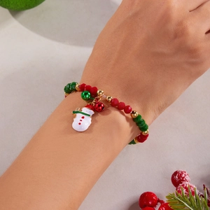 Vista dettagliata del bracciale natalizio con perline e ciondoli a forma di pupazzo