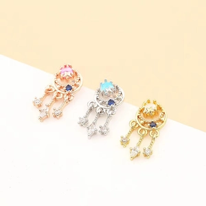 Détails des boucles d'oreilles attrape-rêves avec étoiles en zircon, lunes et glands fins