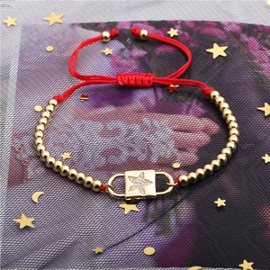 Verstellbares rotes Seilarmband mit Goldperlen und einem Zirkonia-Sternenanhänger