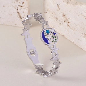 Bracelet argenté style plage avec étoile de mer, palmier et détails en émail bleu