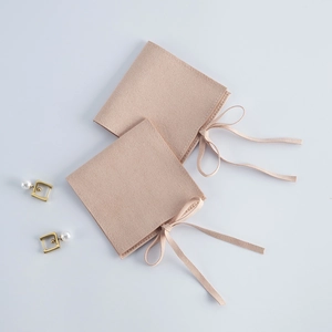 Khakifarbener Wildleder Schmuckbeutel Umschlag Geschenktüte mit Schleife für Accessoires.