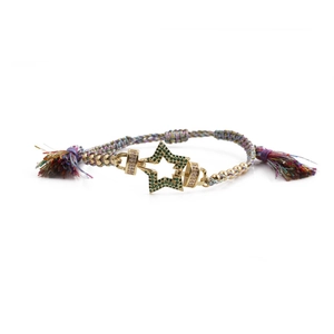 Détail du bracelet tissé coloré avec breloque étoile dorée et cristaux micro-pave verts