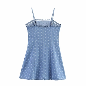 Abito in denim azzurro con spalline sottili, stampa floreale e volant sul retro