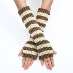 Dettaglio di scaldabraccia in maglia a righe marroni e beige con design senza dita e texture soffice