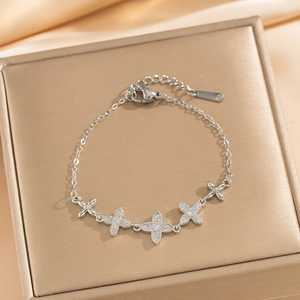 Bracelet fleurs en argent élégant avec pierres de zircon sur un écrin à bijoux