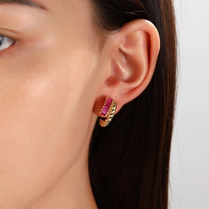 Orecchini a C a spirale placcati oro 18K con rubino e zirconi indossati