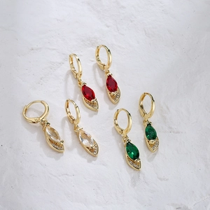 Tre paia di orecchini geometrici in rame placcato oro 18K con pietre rosse bianche verdi