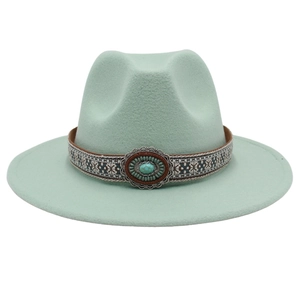 Détail du chapeau feutre vert menthe avec bande ethnique tissée et boucle turquoise