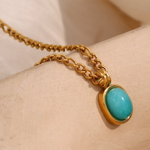 Dettaglio della collana placcata oro 18K con ciondolo ovale in pietra di amazzonite