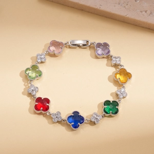 Détails du bracelet trèfle avec pierres précieuses colorées et pavé de diamants brillants