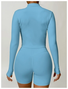 Rückansicht des hellblauen Sport-Sets mit langärmligem Oberteil und Radlerhose